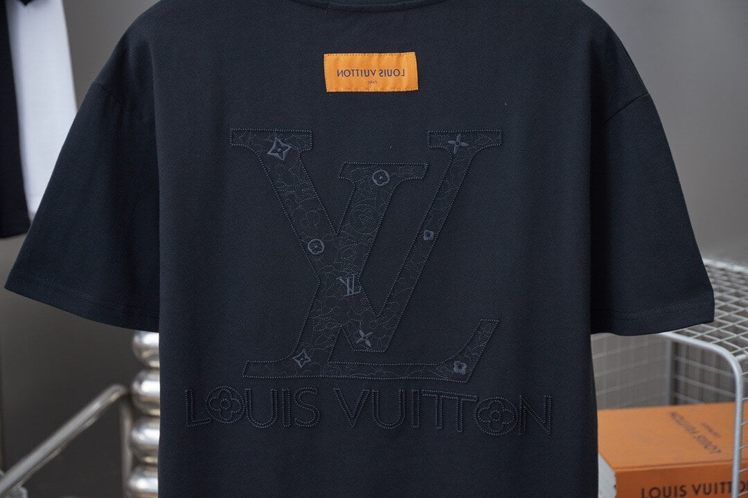 T-shirt graphique brodé avec brosse à dents