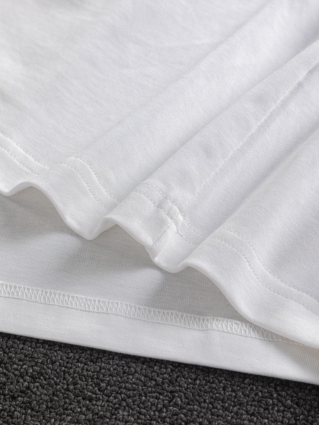T-Shirt mit 3D-Silikonmuster auf der Brust