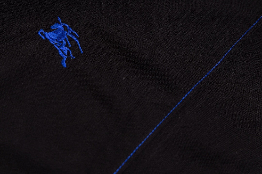 Polo brodé à la taille avec cheval de guerre