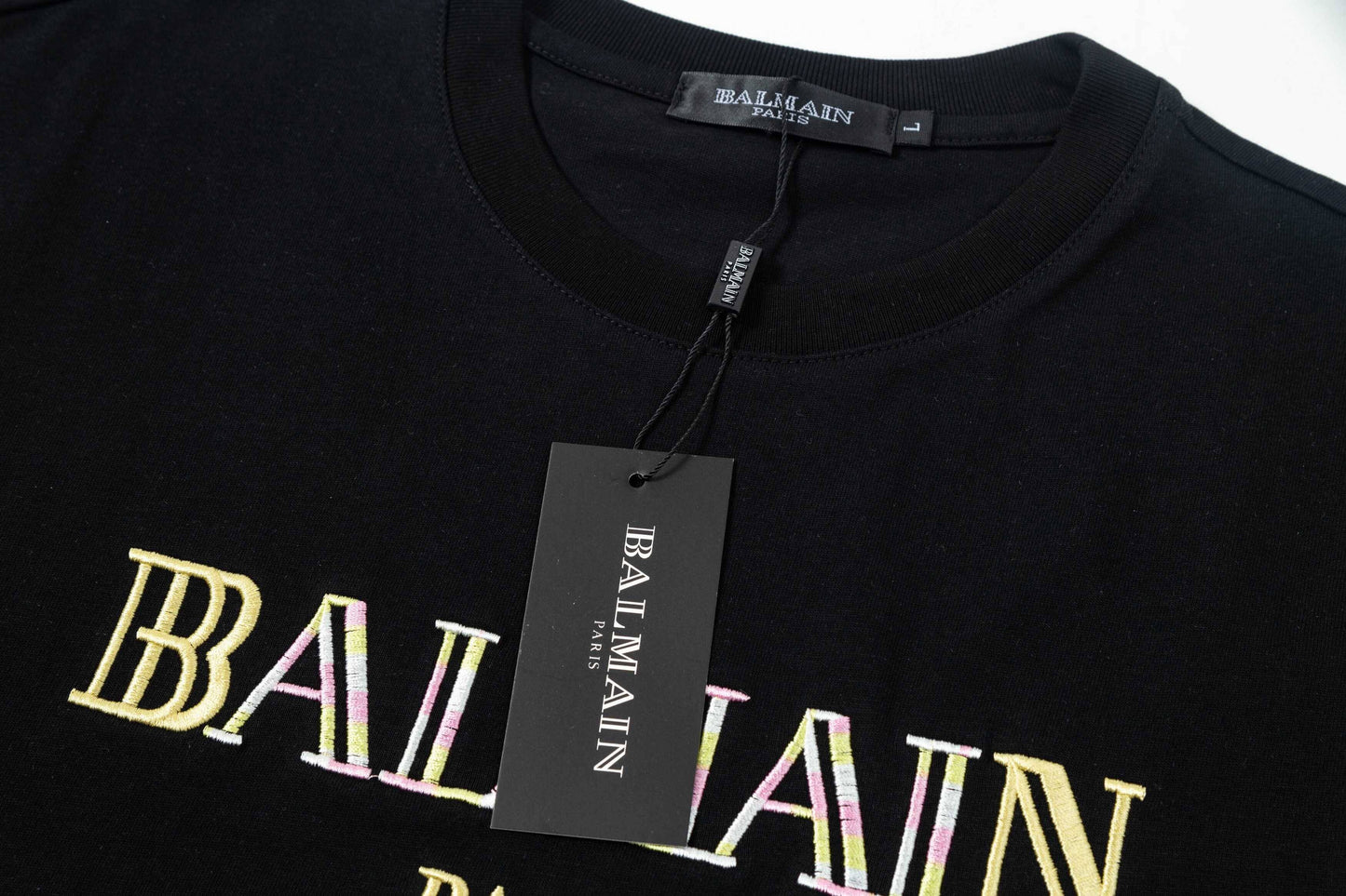 T-shirt brodé de lettres