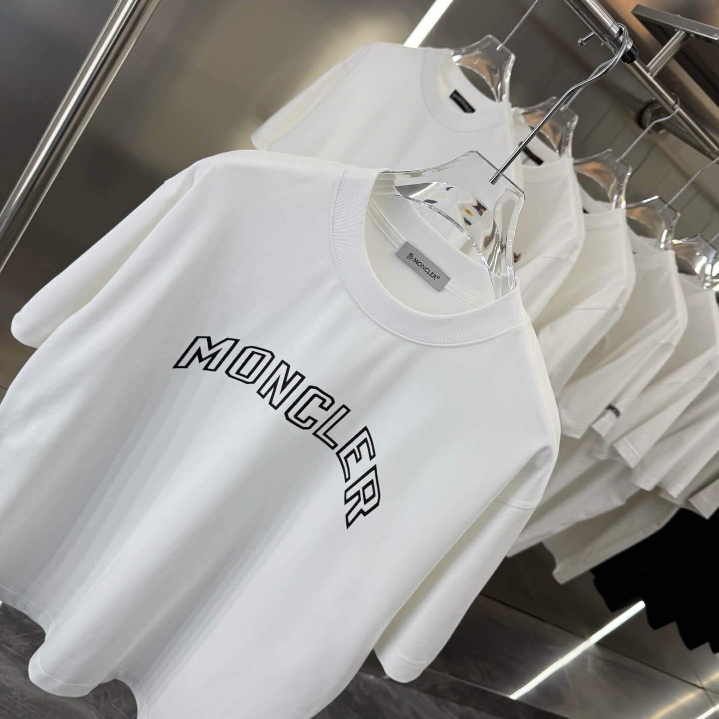 T-shirt imprimé lettres creuses