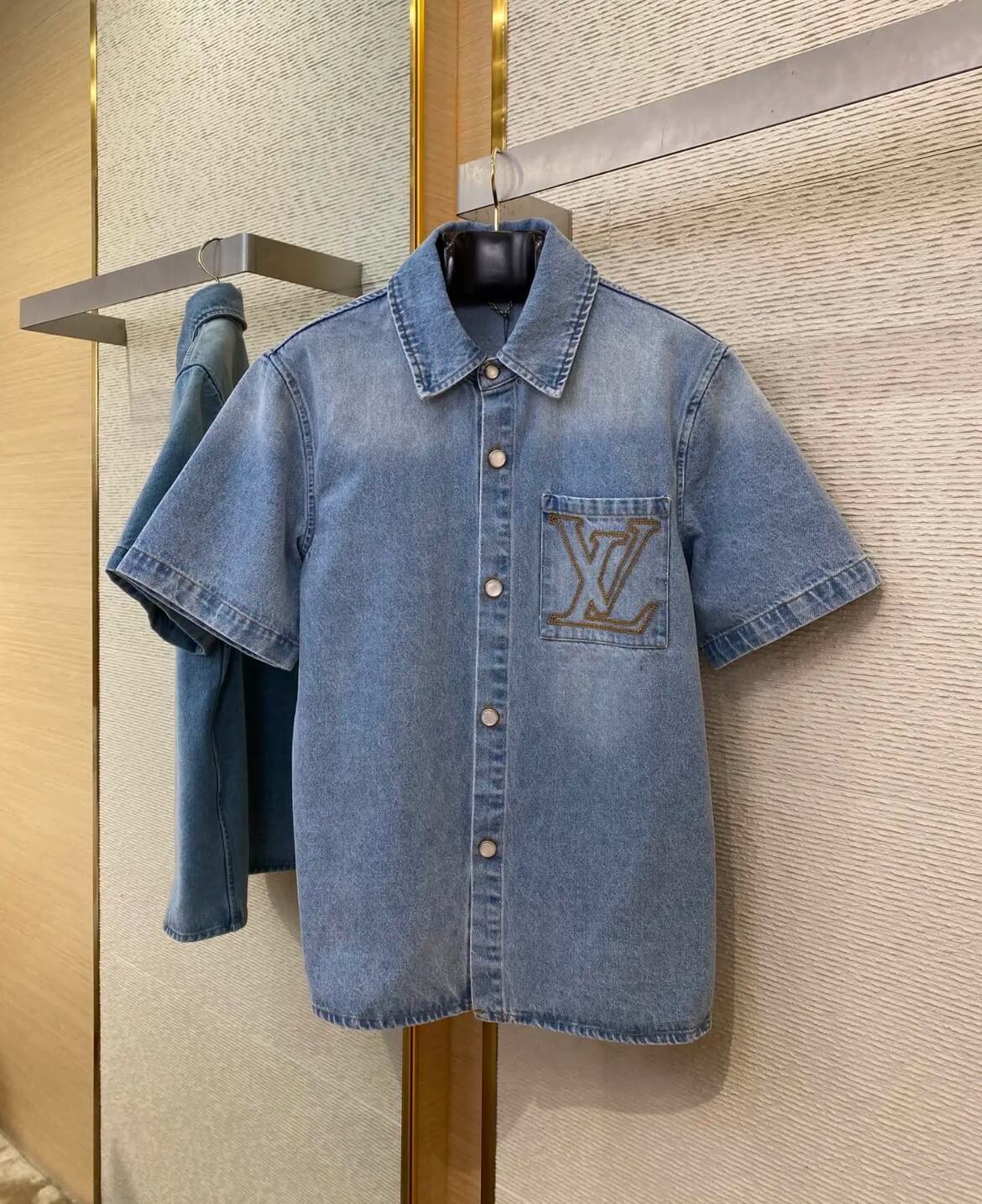 Chemise en jean brodée avec lettres de poche