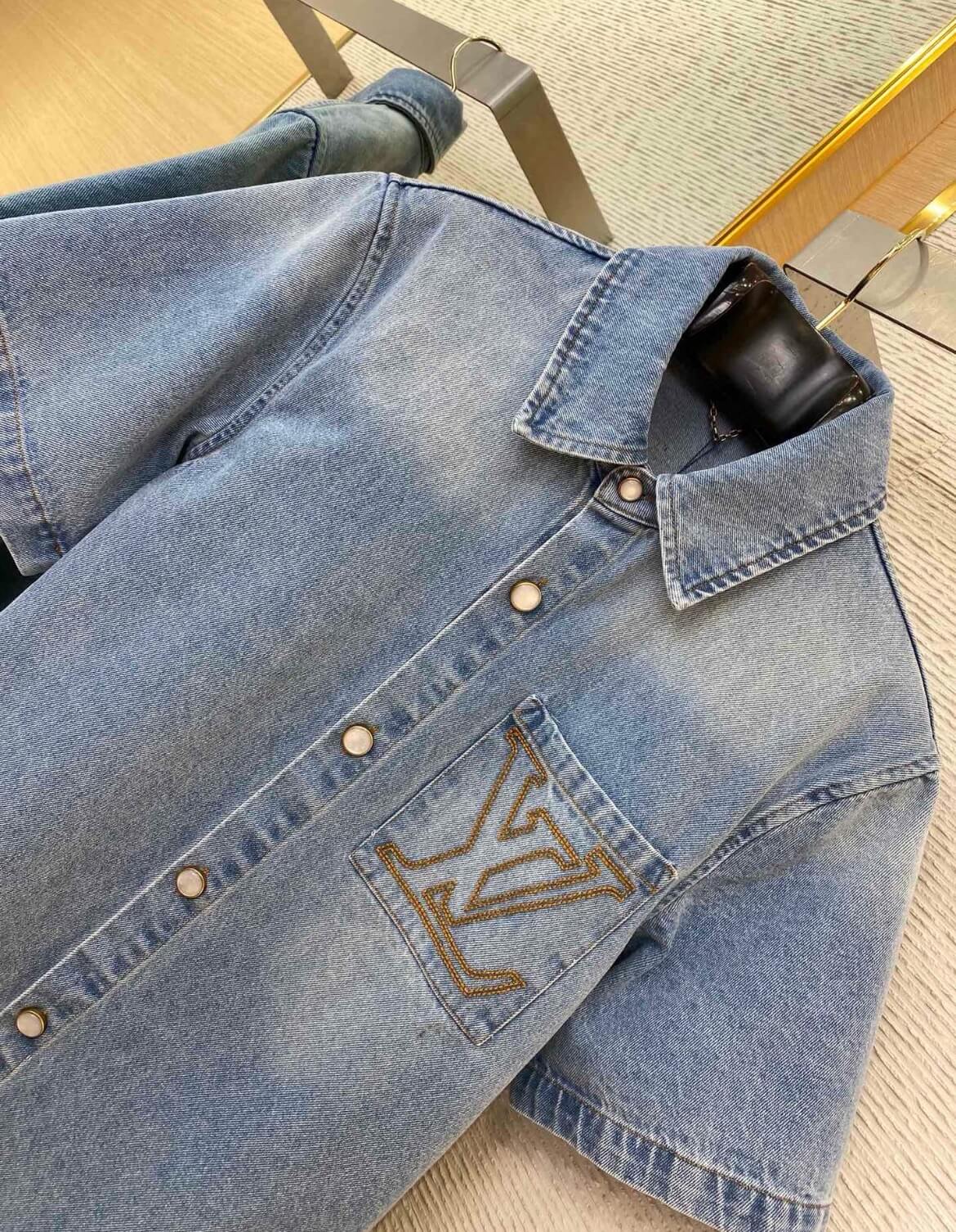 Chemise en jean brodée avec lettres de poche