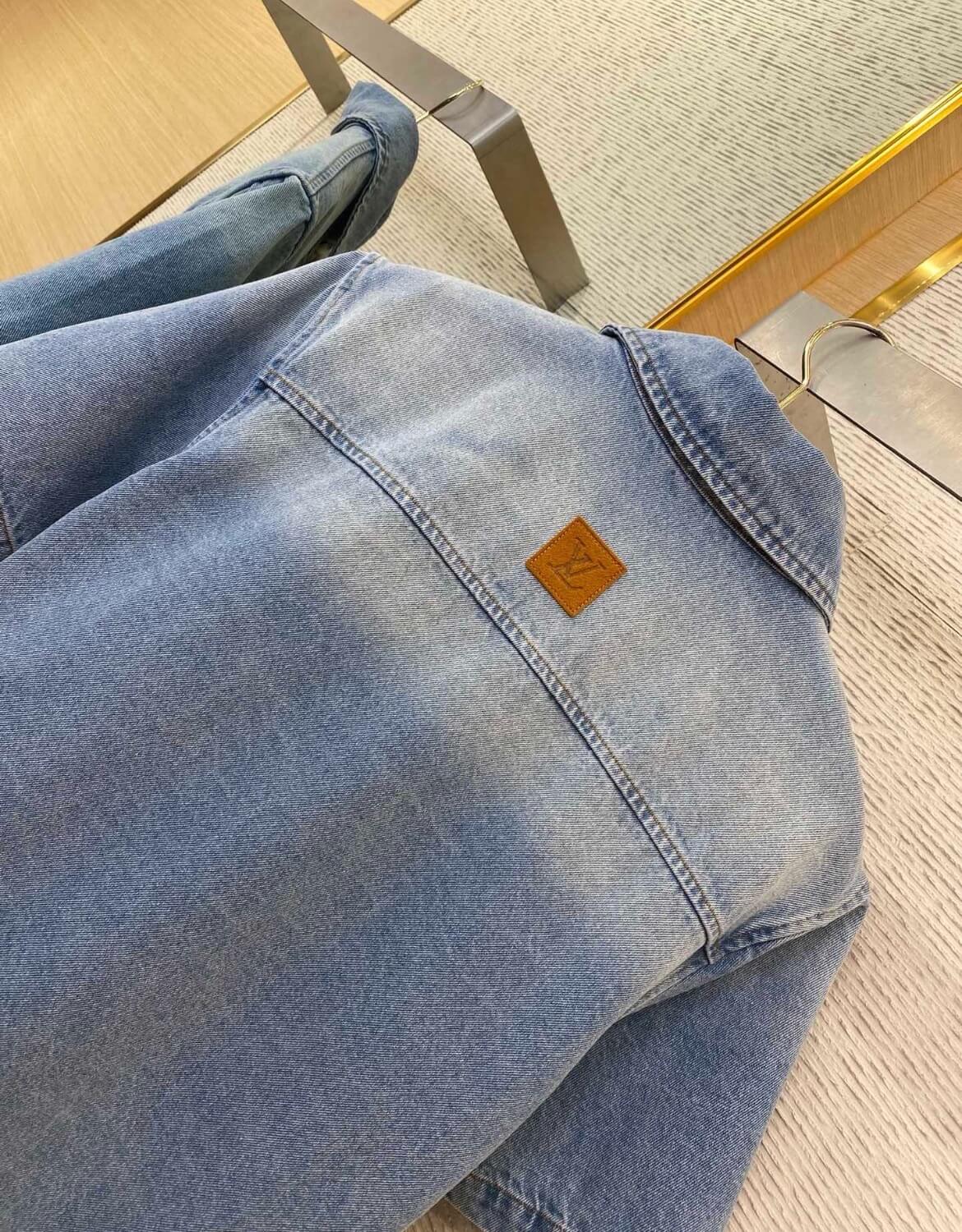 Chemise en jean brodée avec lettres de poche