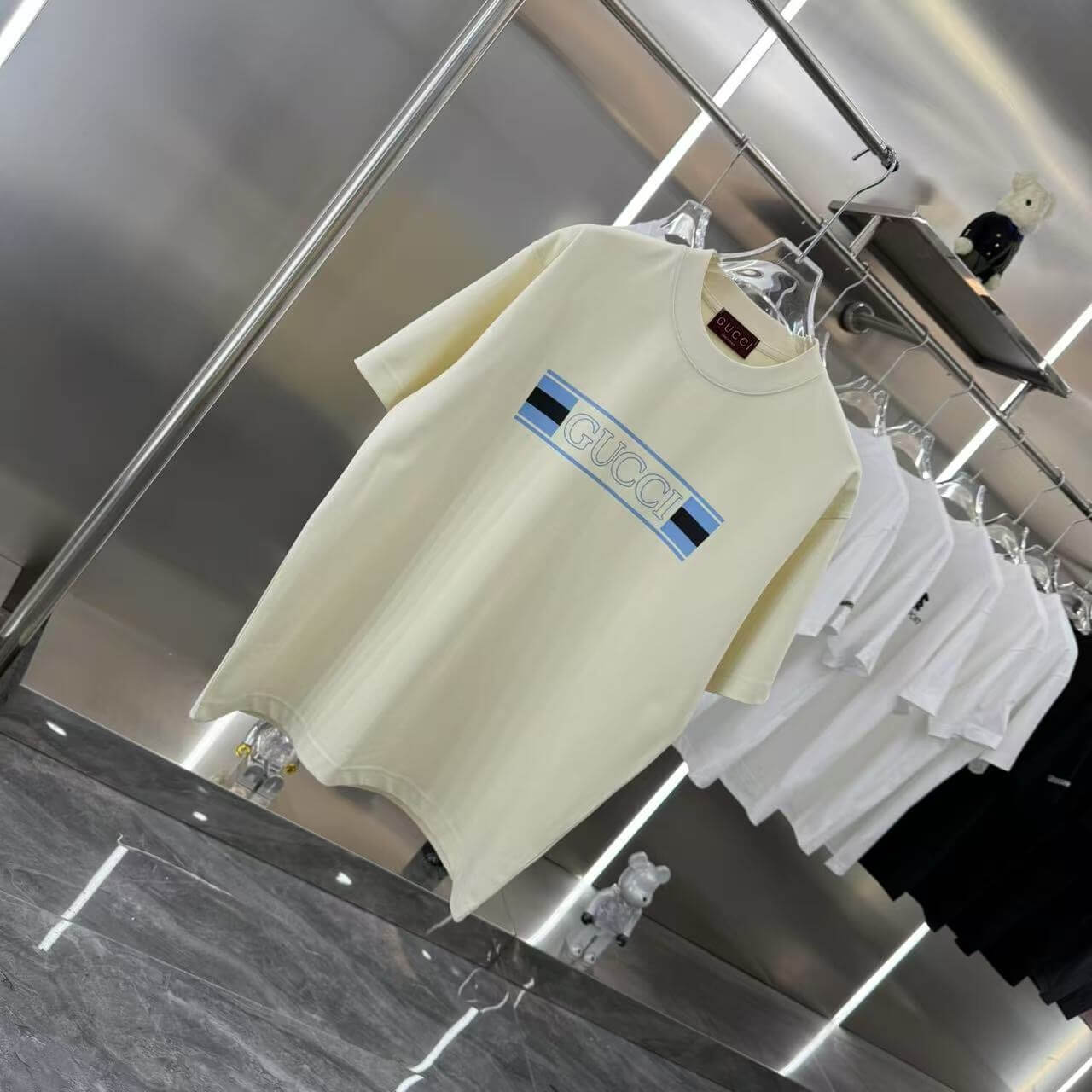 T-Shirt mit neuem Print