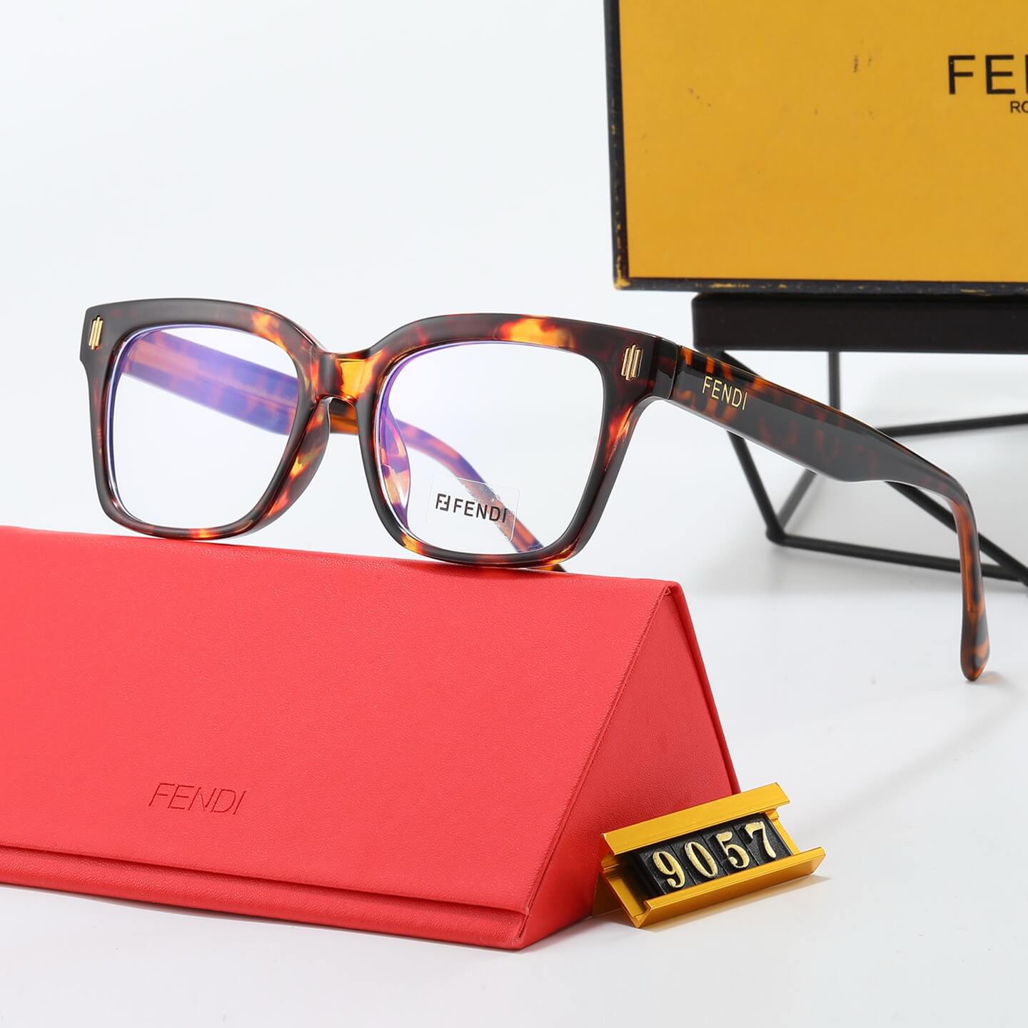 Modische Brille mit quadratischem Rahmen und schlichter Optik