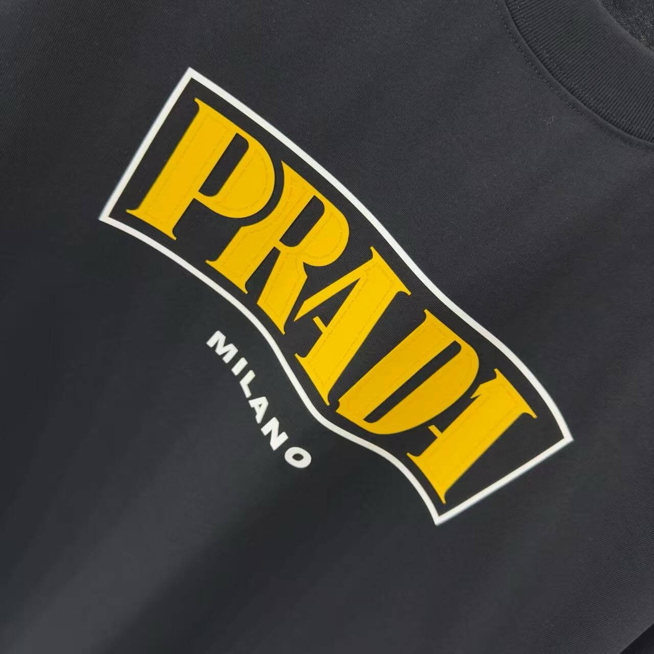 T-Shirt mit Silikon-Buchstaben