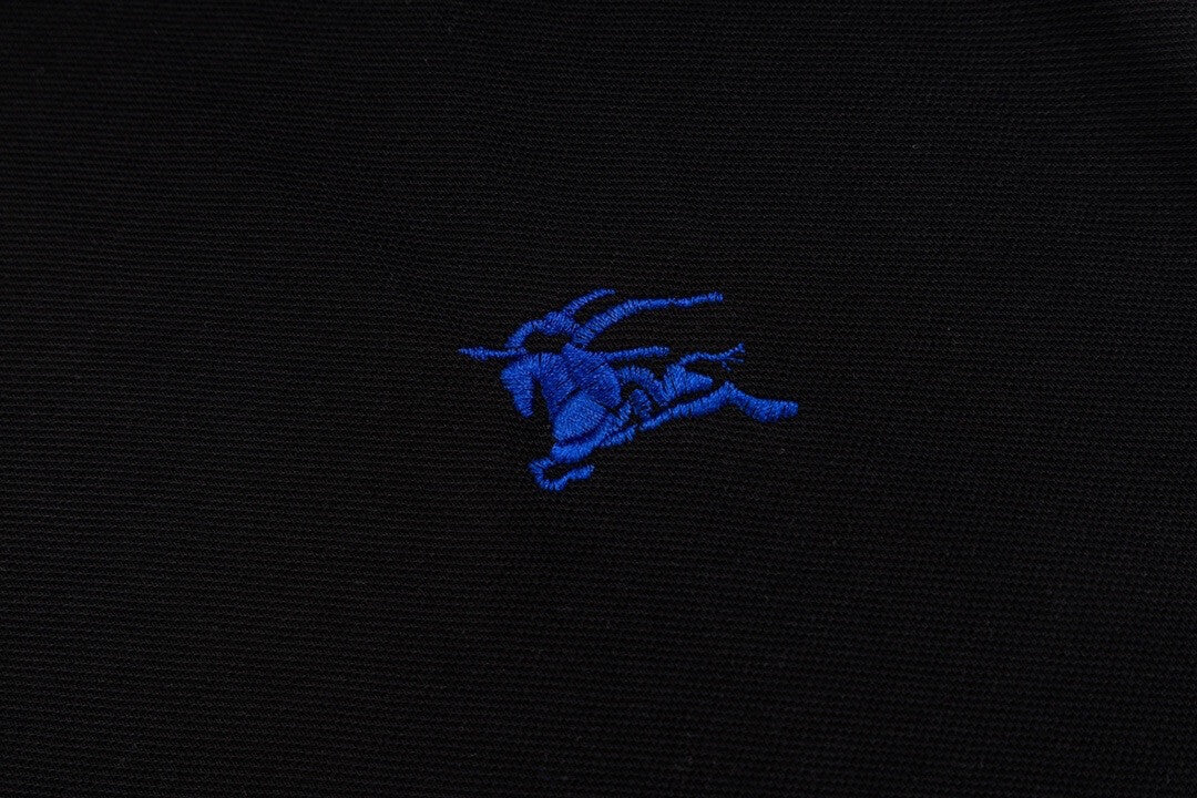 Polo brodé à la taille avec cheval de guerre