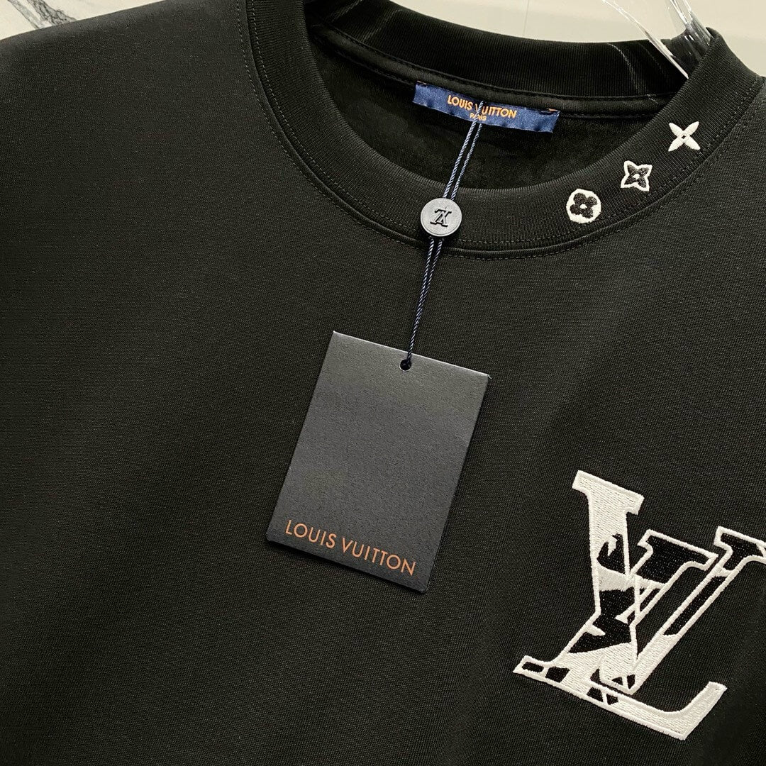 T-shirt brodé à l'encolure