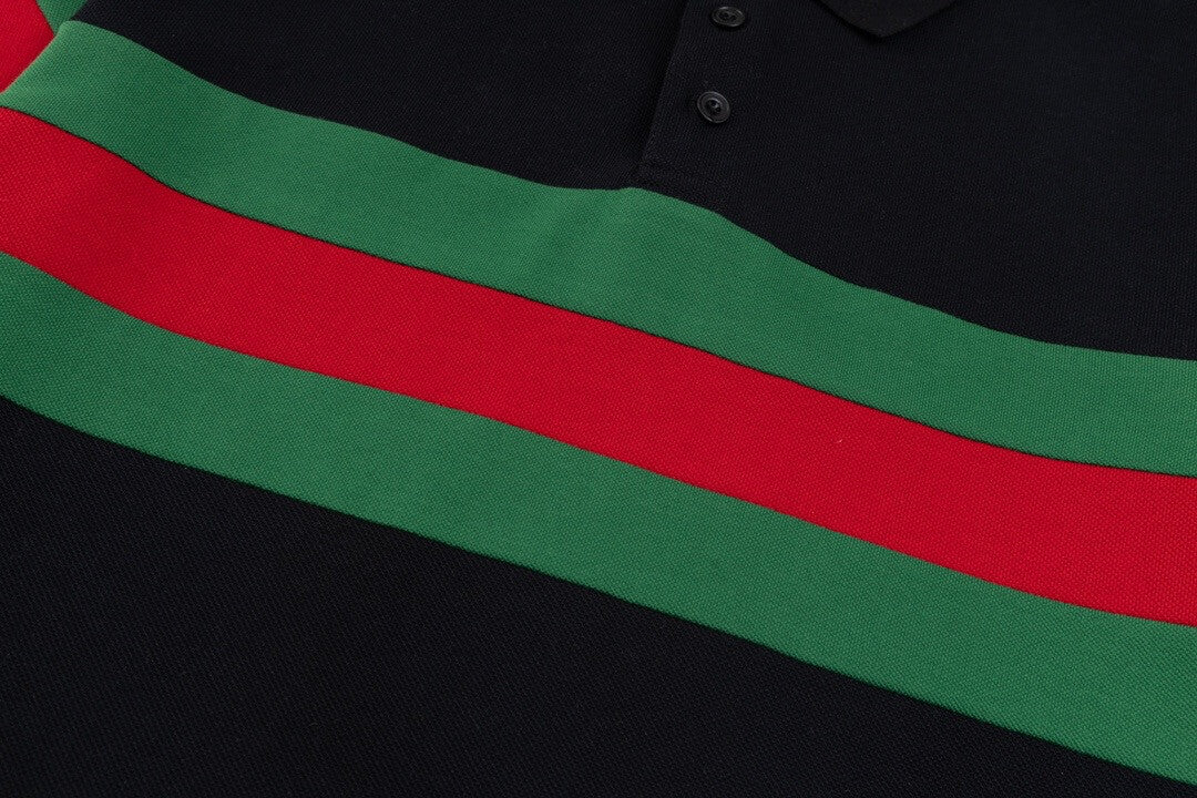 Polo à rayures rouges et vertes