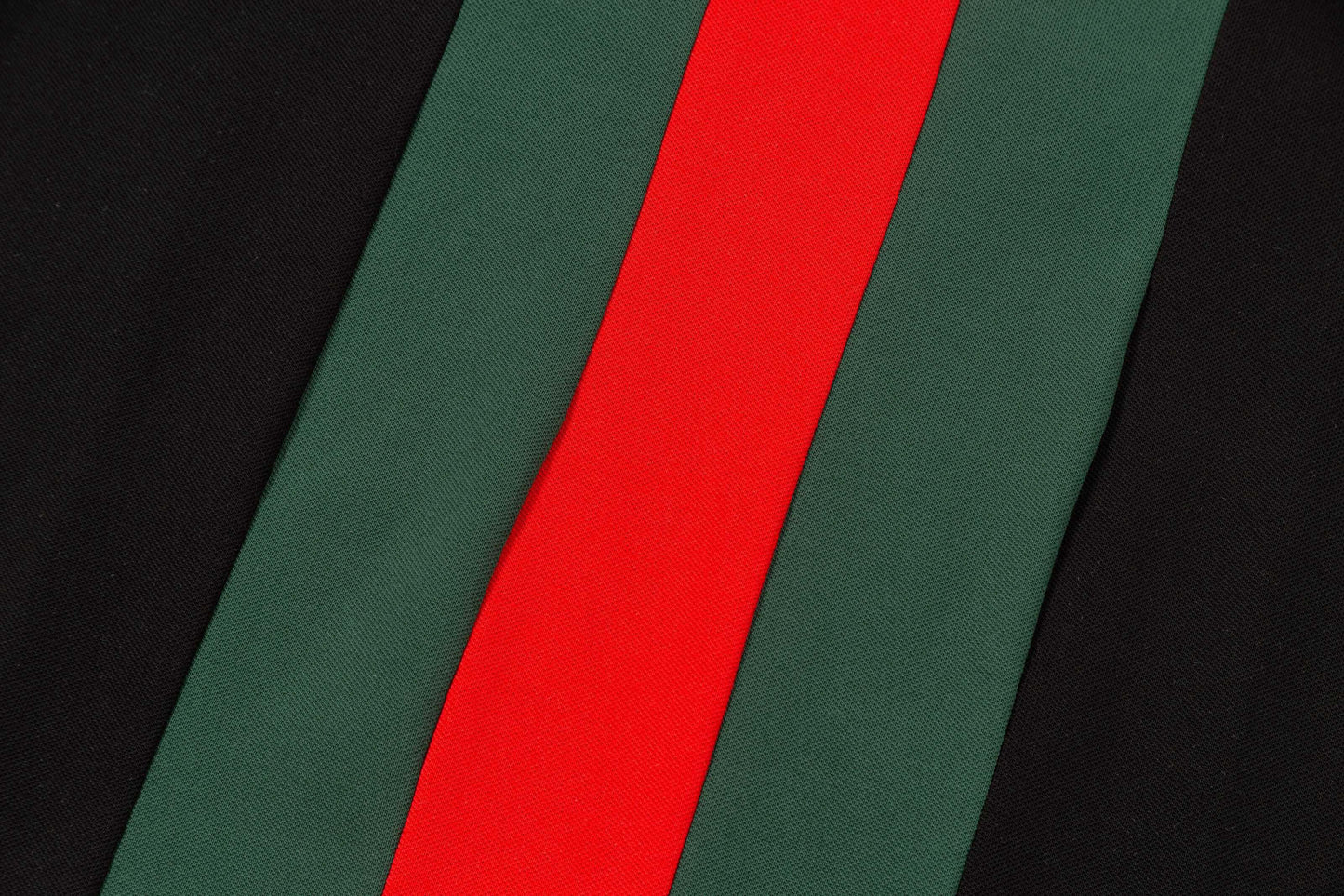 Polo rayé rouge et vert