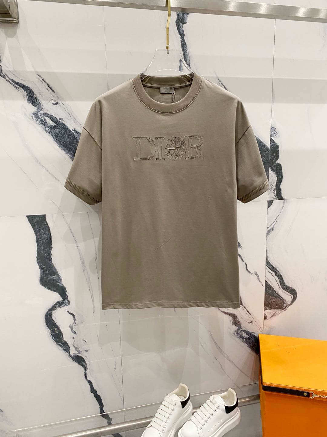 T-shirt brodé avec horloge alphabétique