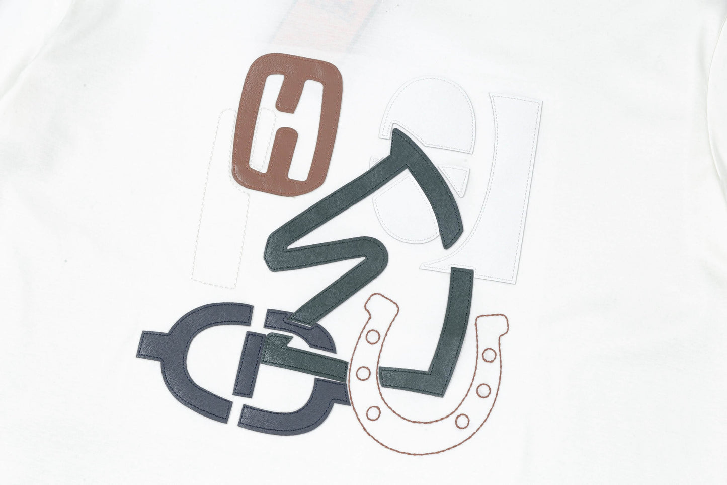 T-shirt brodé avec patch en cuir