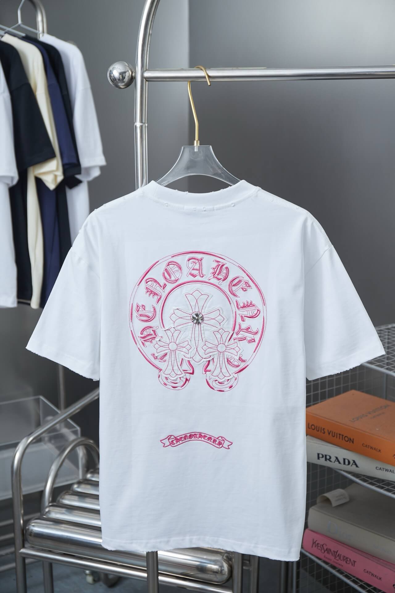 T-shirt brodé en croix
