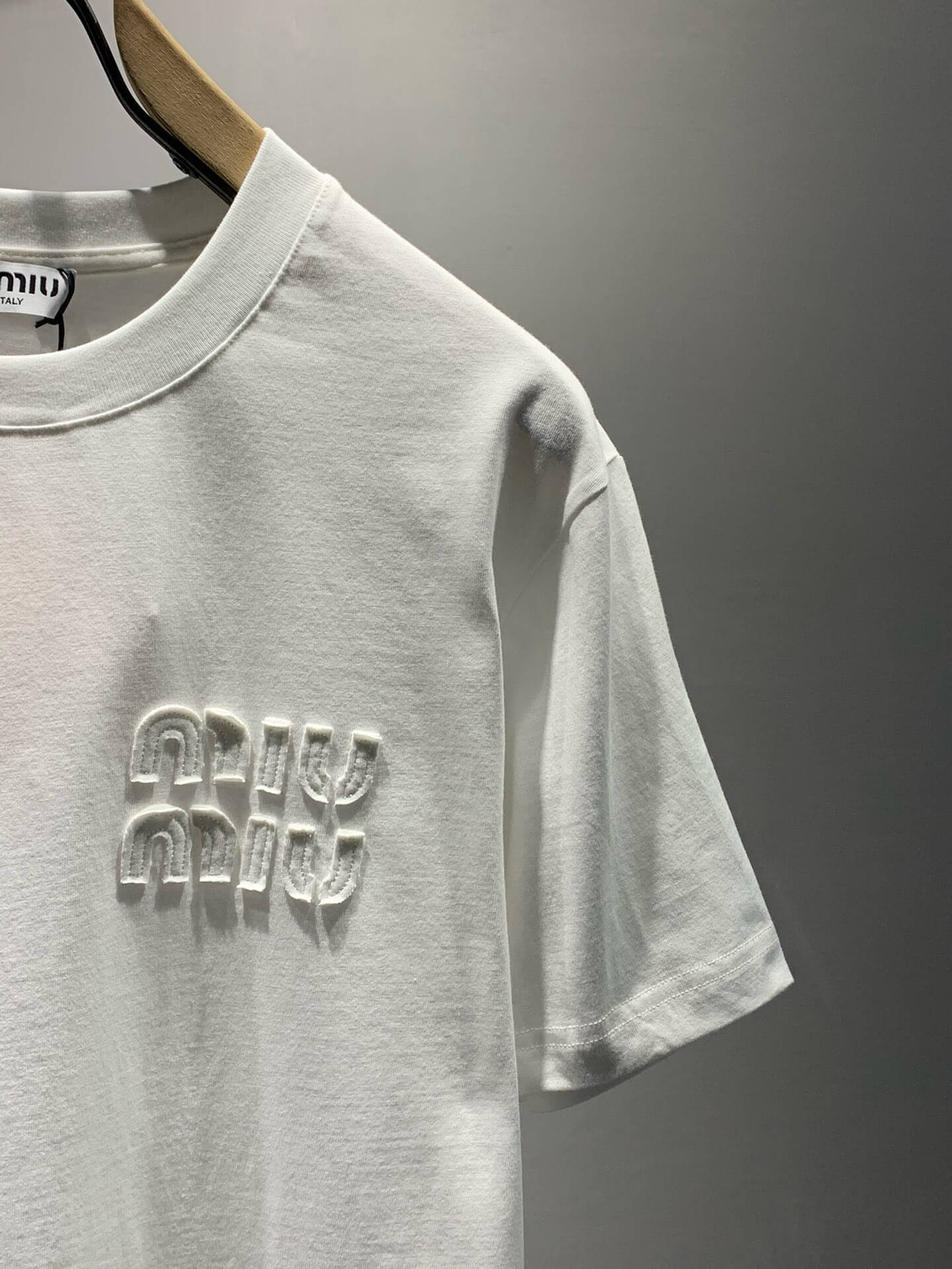 T-Shirt mit Applikationsstickerei