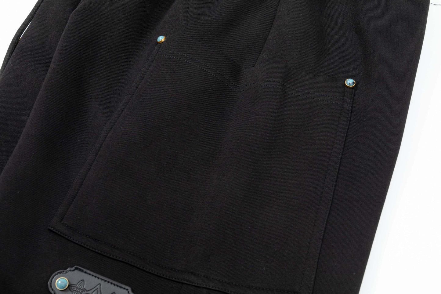 Türkisfarbene Shorts mit Schnallenakzent