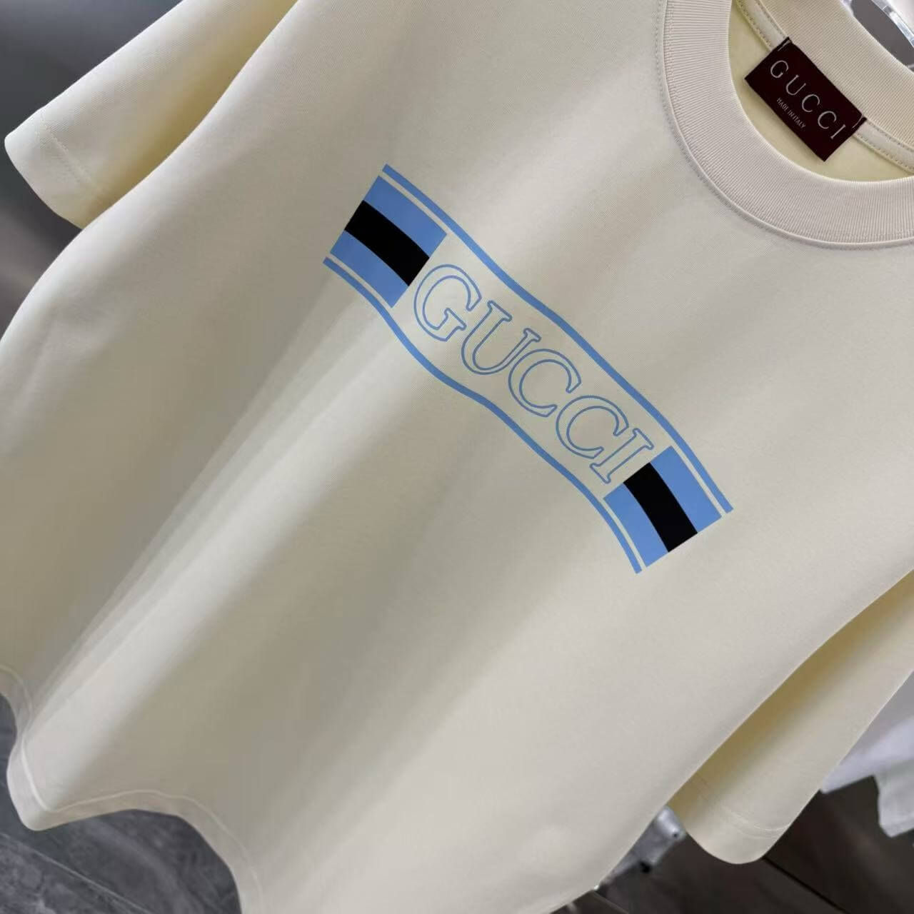 T-Shirt mit neuem Print