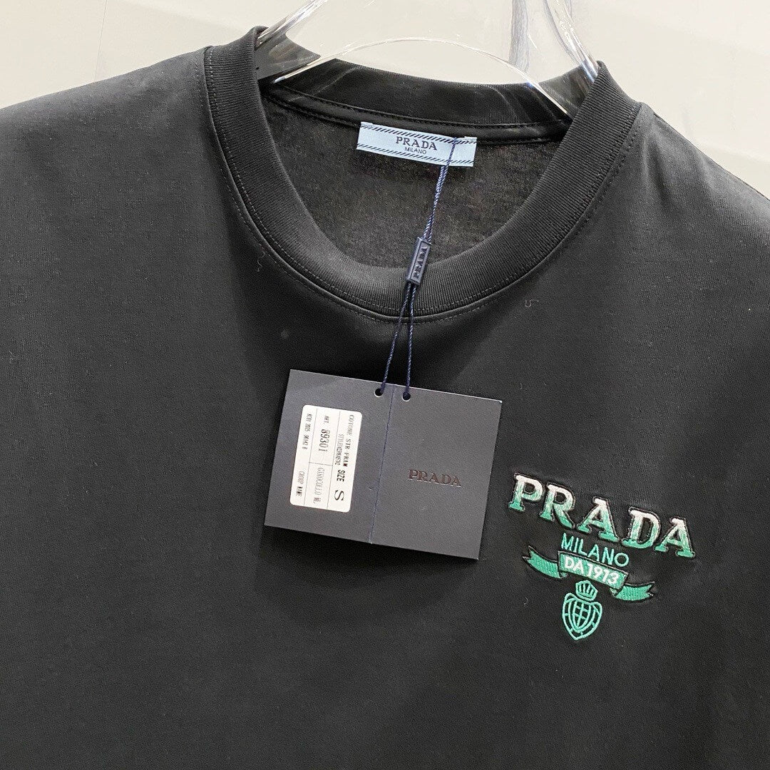 Grünes T-Shirt mit Musterstickerei