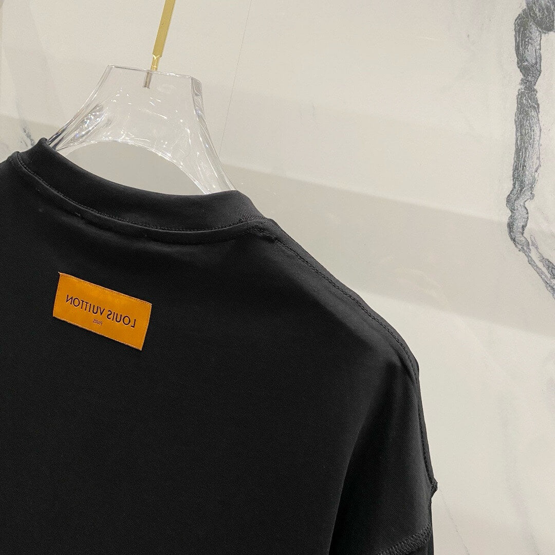 T-shirt brodé à l'encolure