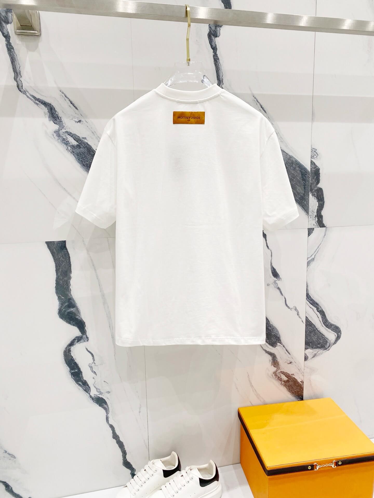 T-Shirt mit Schaumprozess