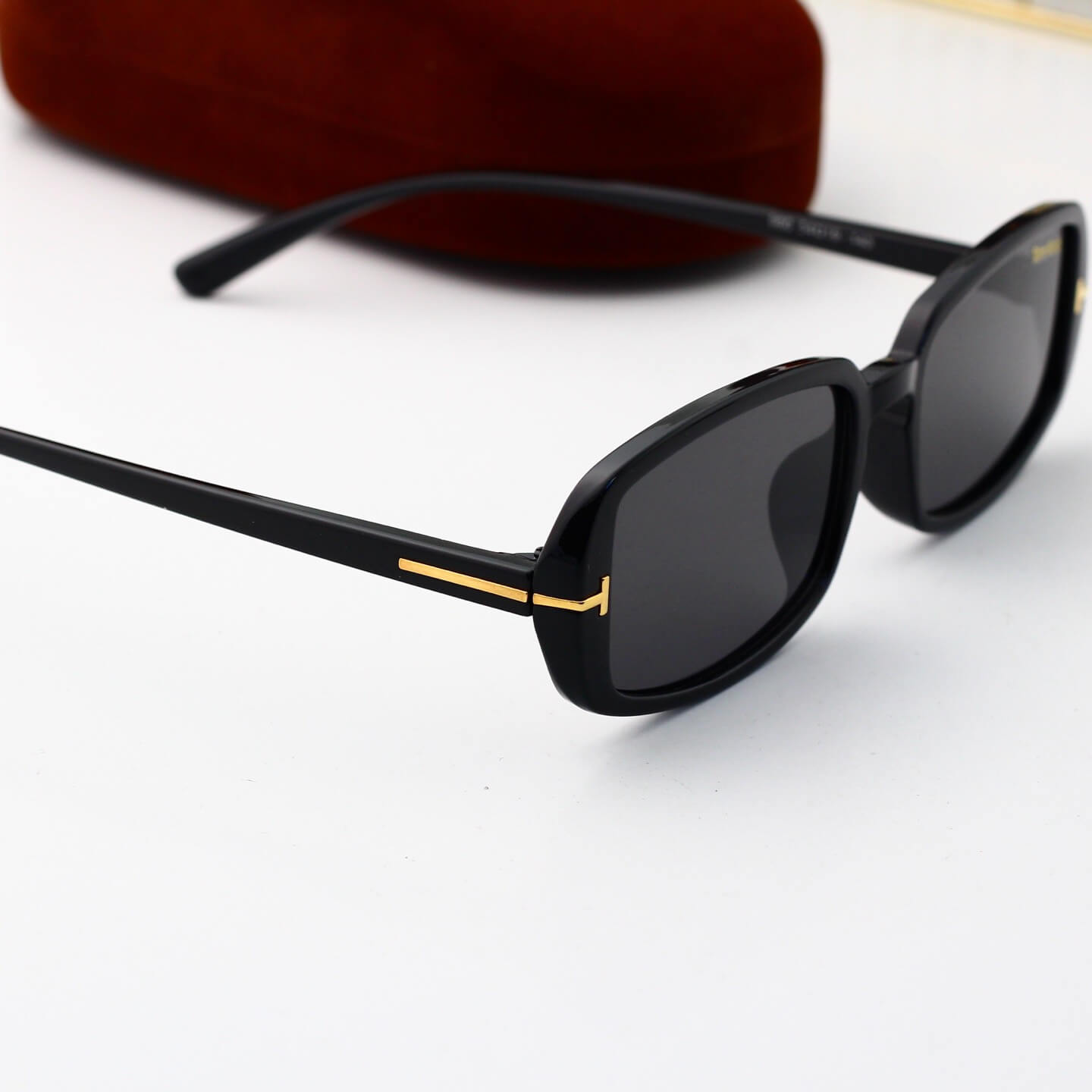 Minimalistische Retro-Sonnenbrille mit quadratischem Rahmen und dünnen Bügeln