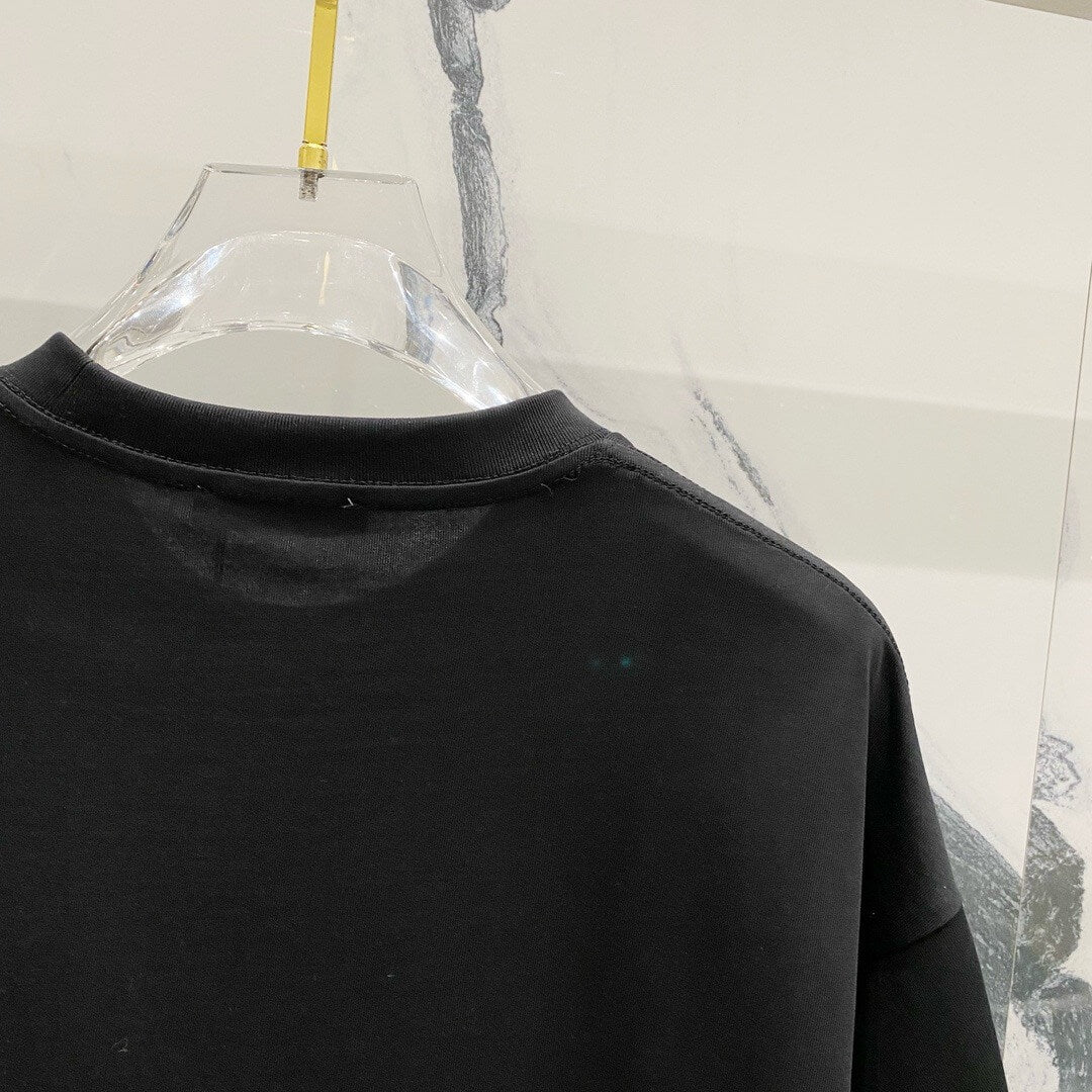 Grünes T-Shirt mit Musterstickerei