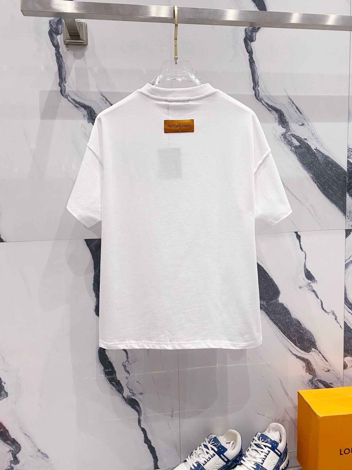 T-shirt brodé à l'encolure