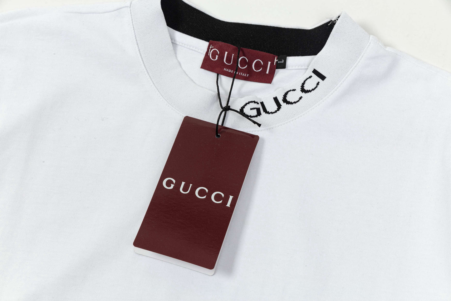 T-shirt avec lettres sur le décolleté