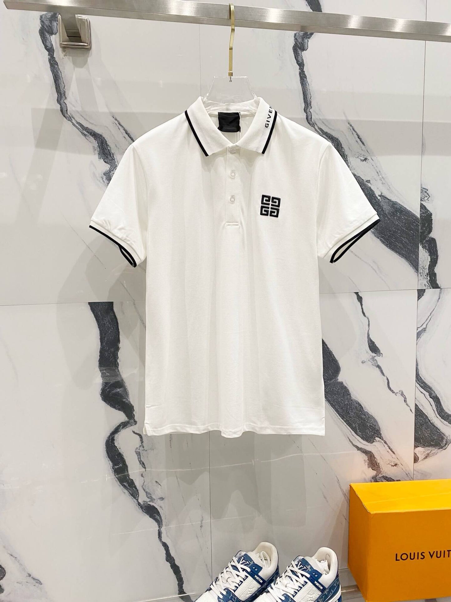 Polo à broderie carrée