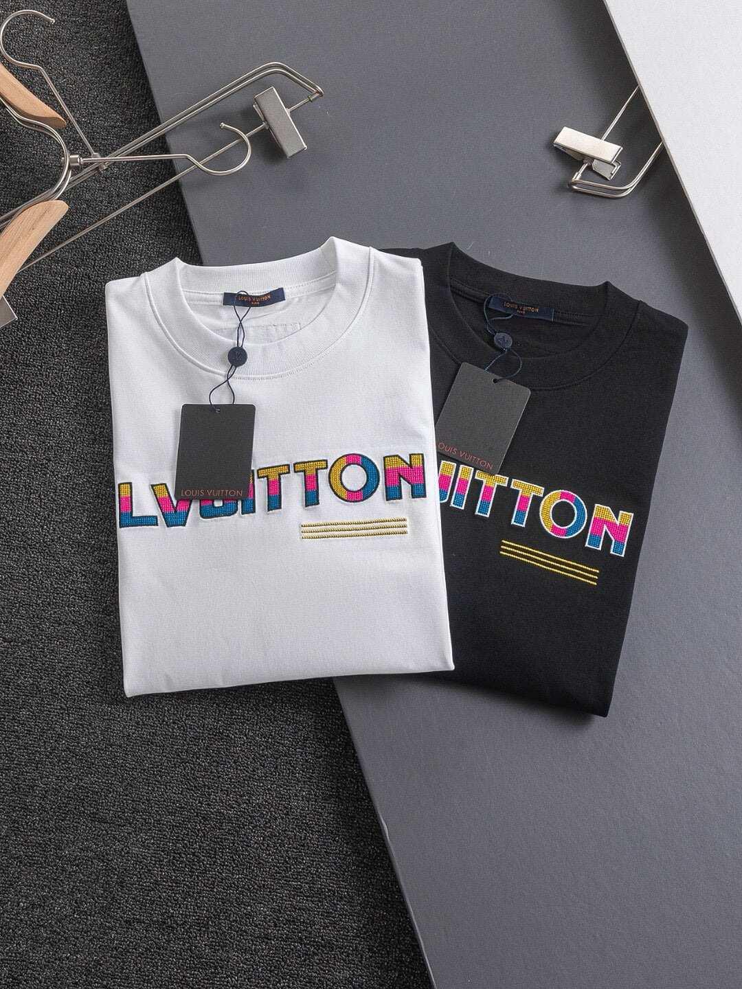 T-shirt brodé à motifs colorés