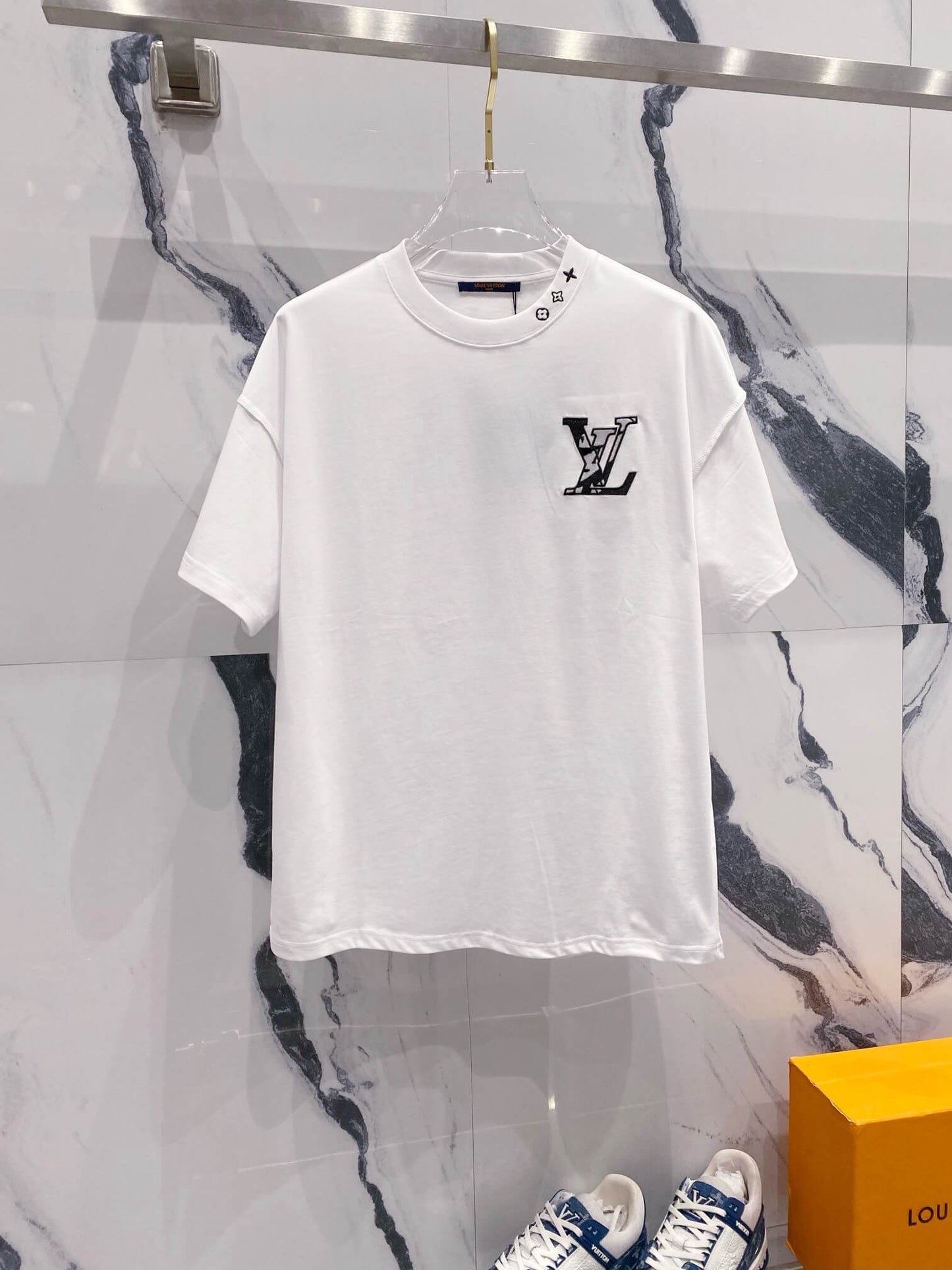 T-shirt brodé à l'encolure