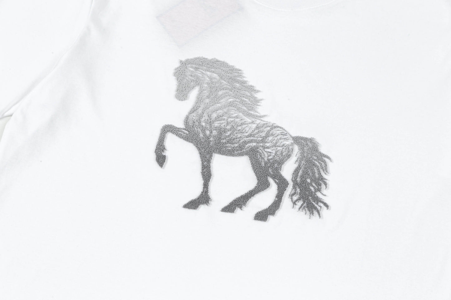 T-shirt délicat avec broderie de cheval