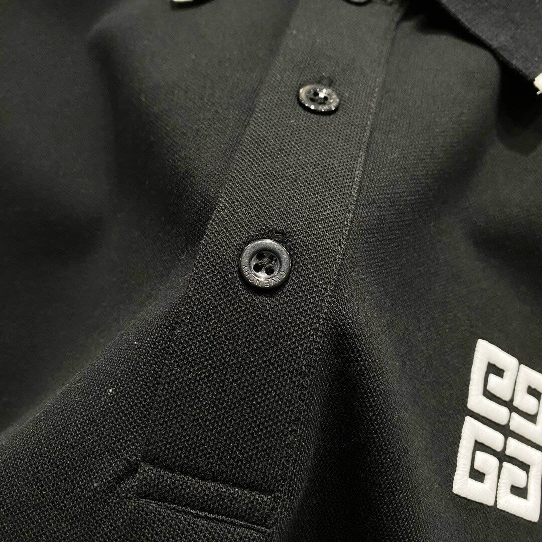 Polo à broderie carrée