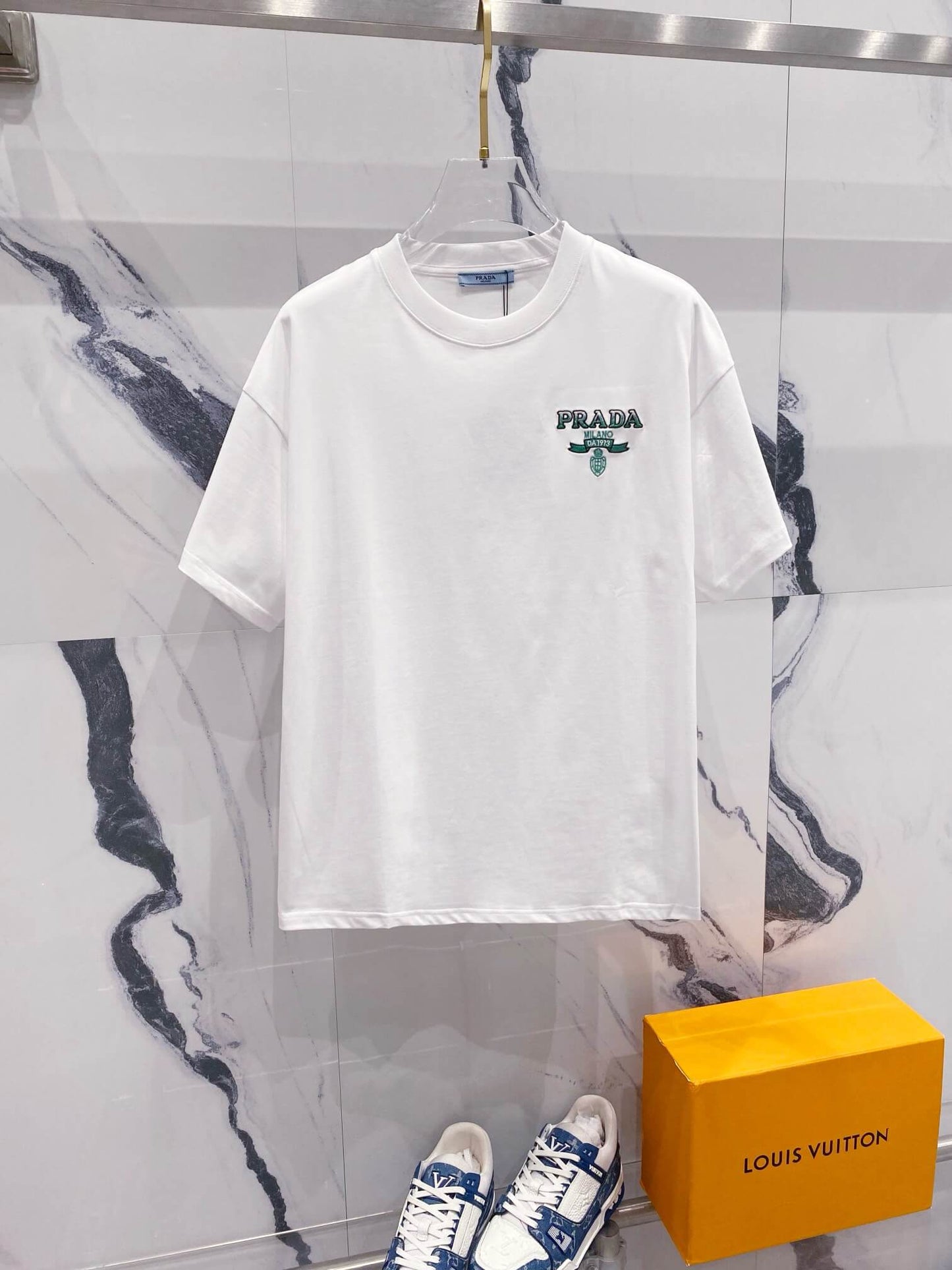 Grünes T-Shirt mit Musterstickerei