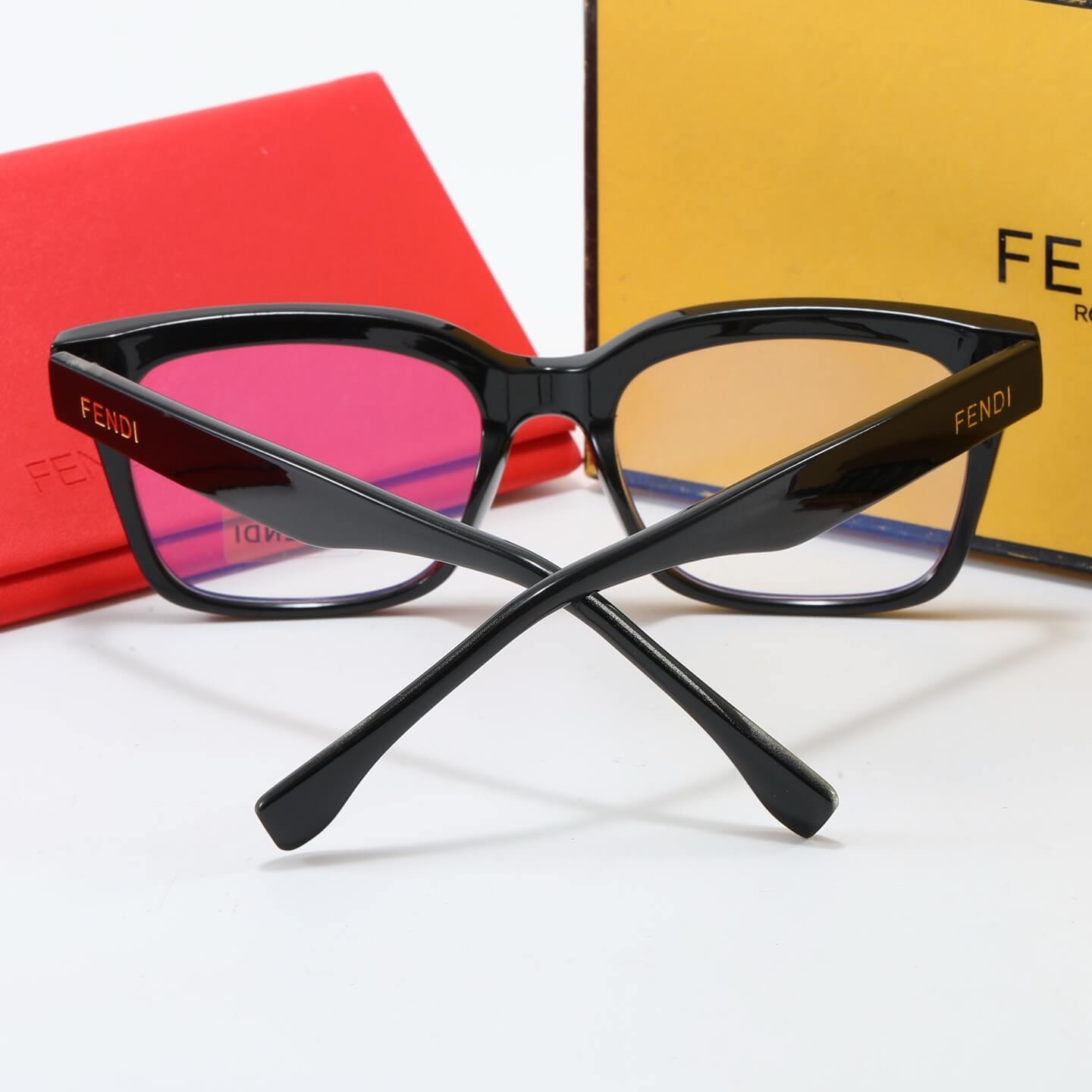 Modische Brille mit quadratischem Rahmen und schlichter Optik