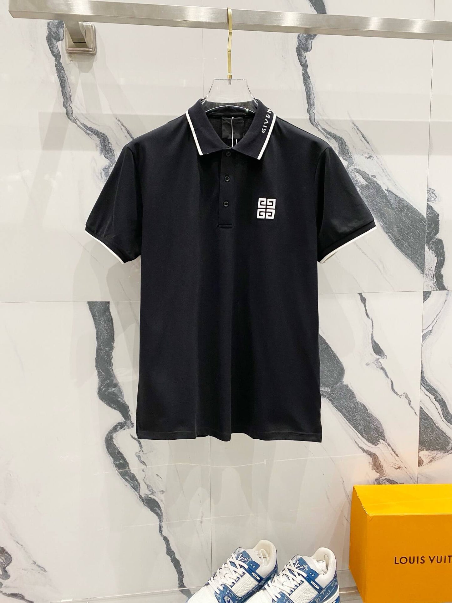 Polo à broderie carrée