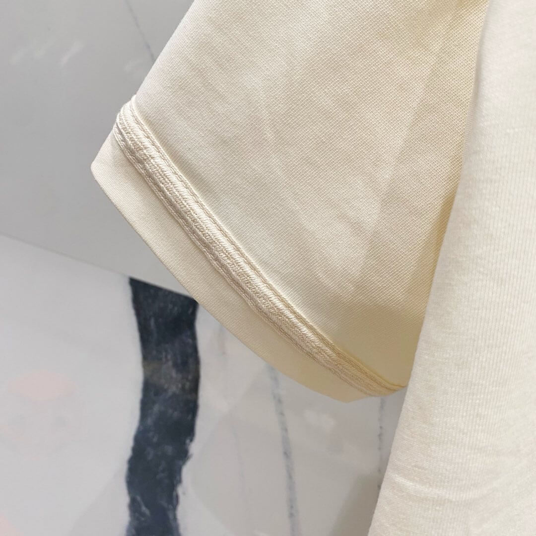 T-shirt brodé avec horloge alphabétique