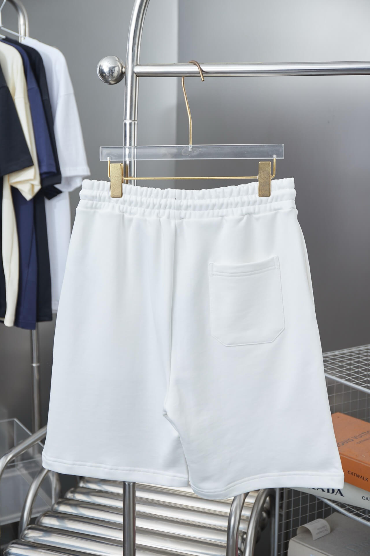 Shorts mit Blütenblatt-Applikation
