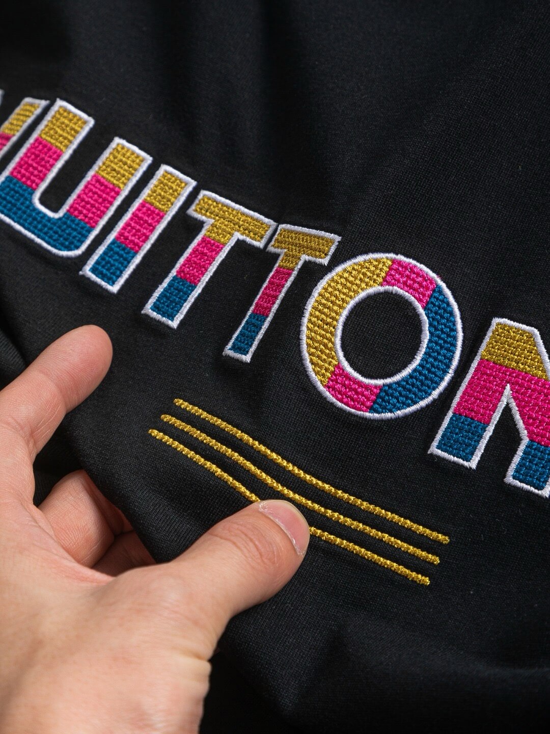 T-shirt brodé à motifs colorés