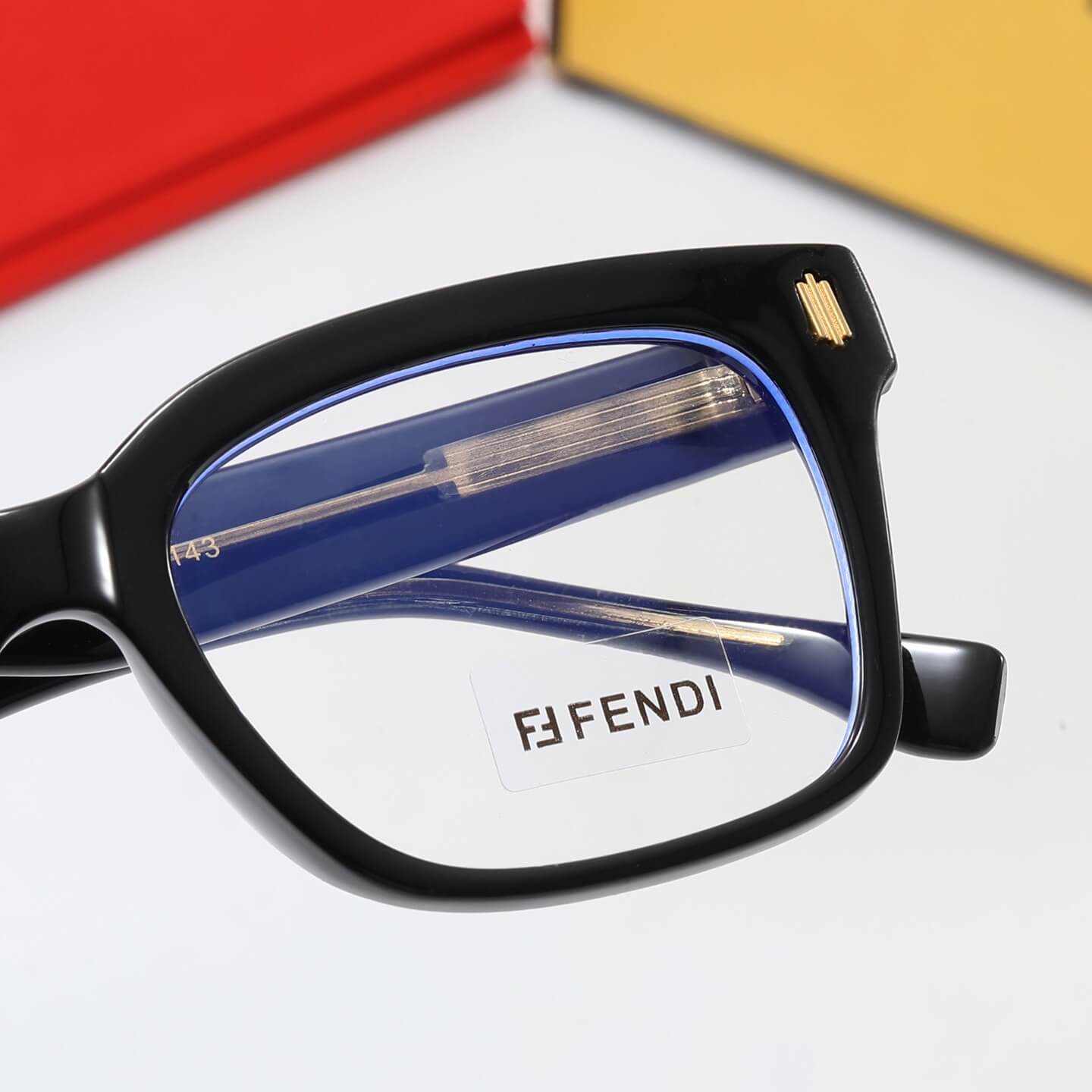 Modische Brille mit quadratischem Rahmen und schlichter Optik