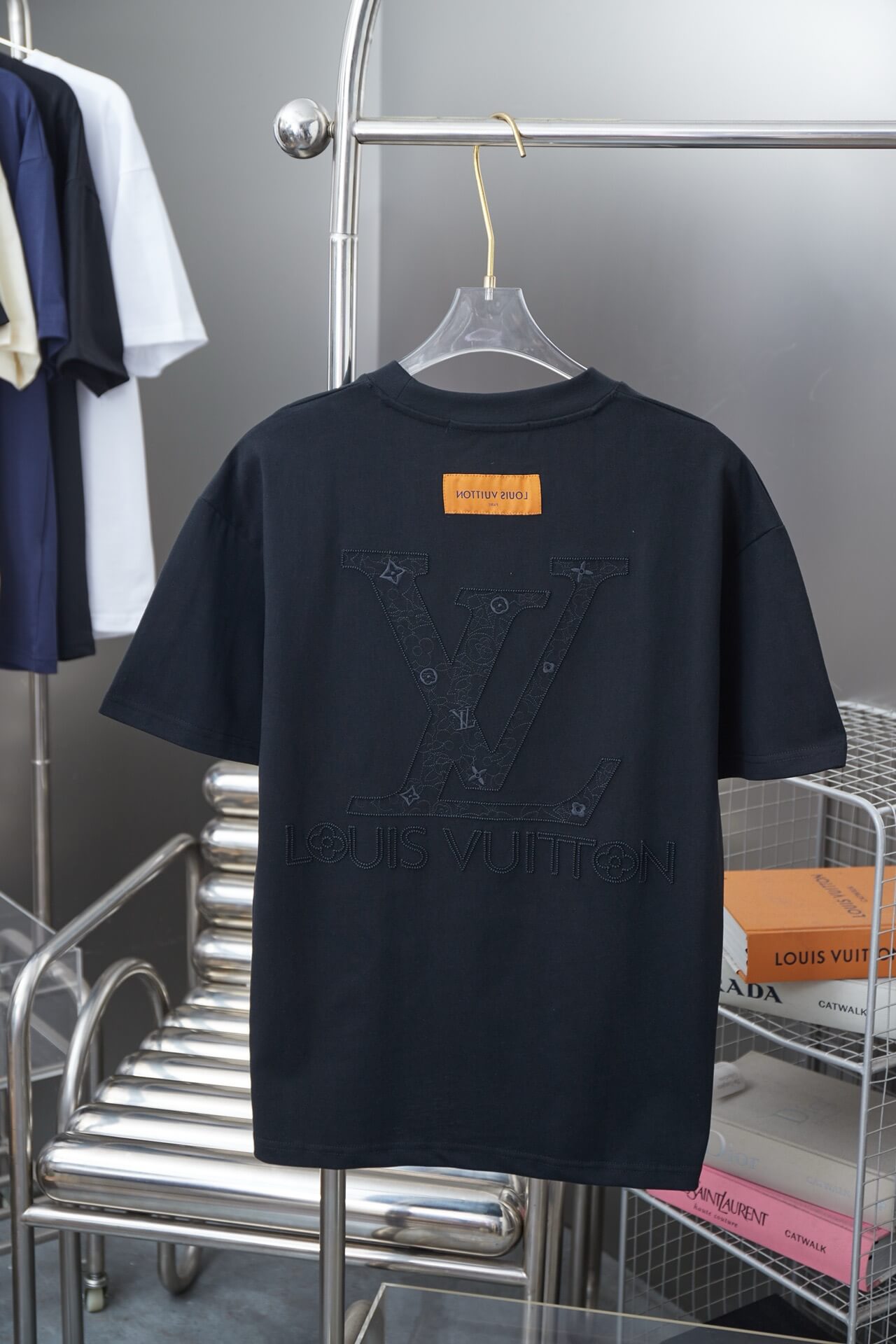 T-shirt graphique brodé avec brosse à dents