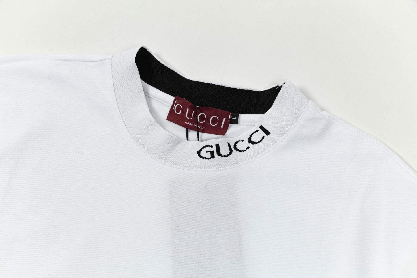 T-shirt avec lettres sur le décolleté