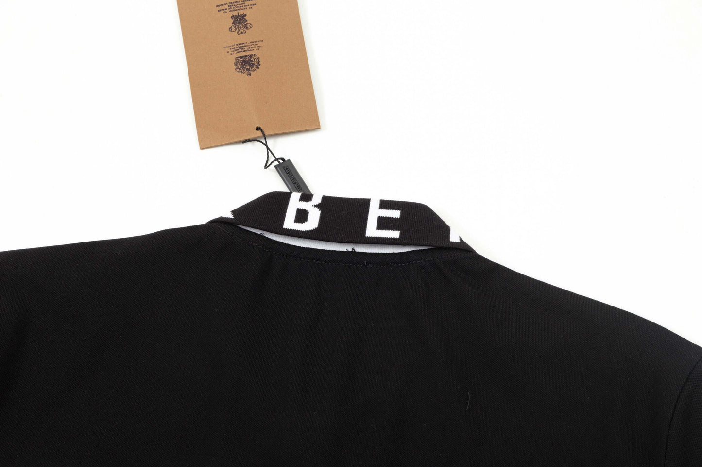 Polo à lettres encolure