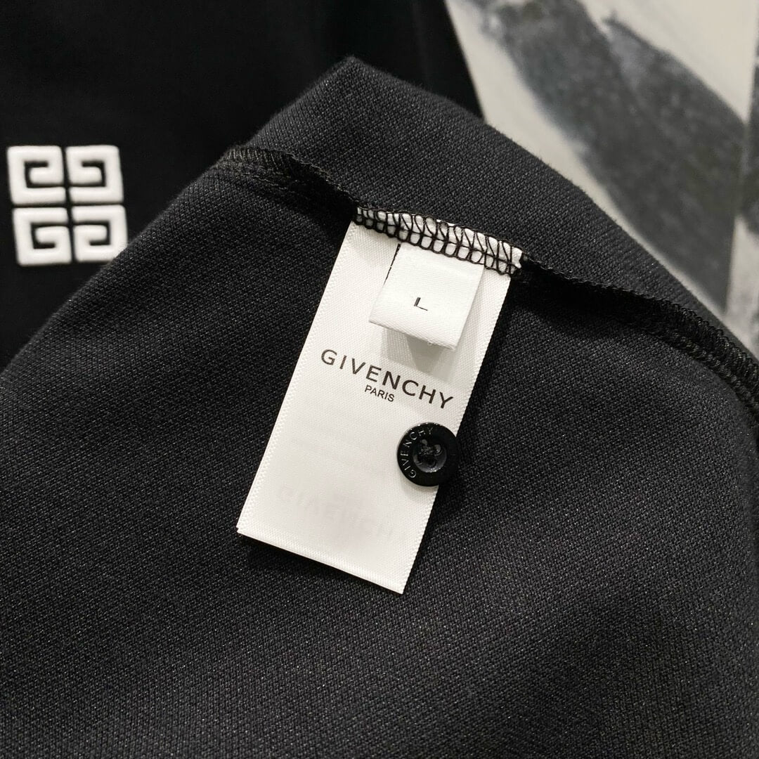 Polo à broderie carrée