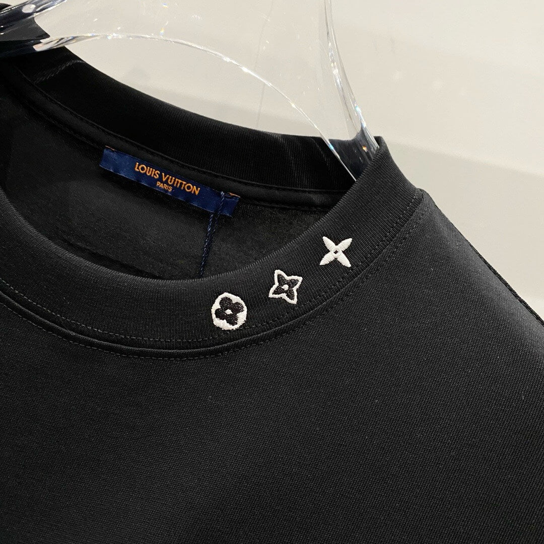T-shirt brodé à l'encolure