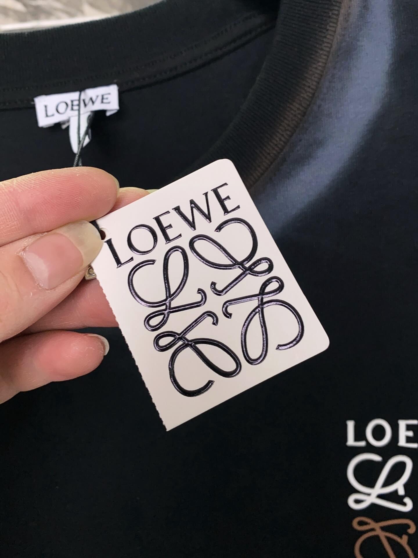 T-shirt à rayures dessinées à la main