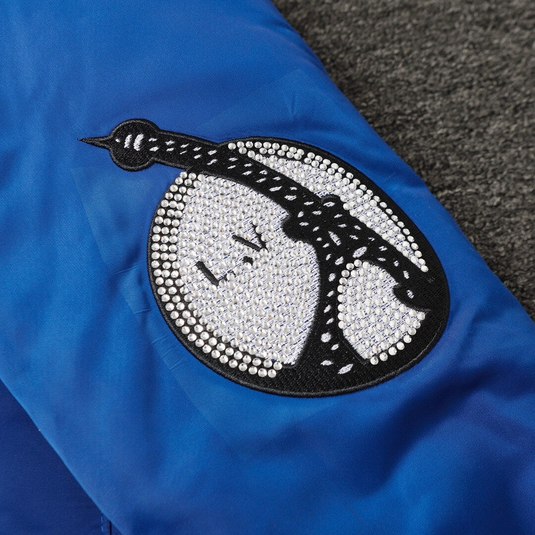 Blaue Baseballjacke mit Strasssteinen