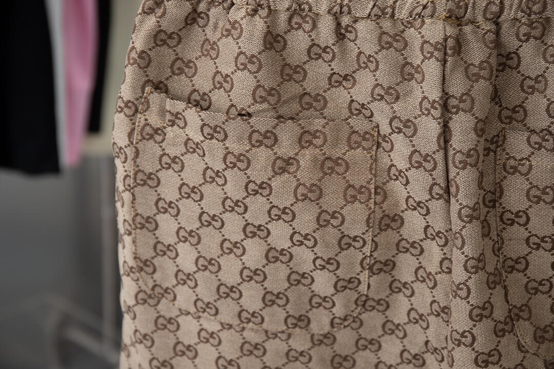 Braune Shorts mit Allover-Print