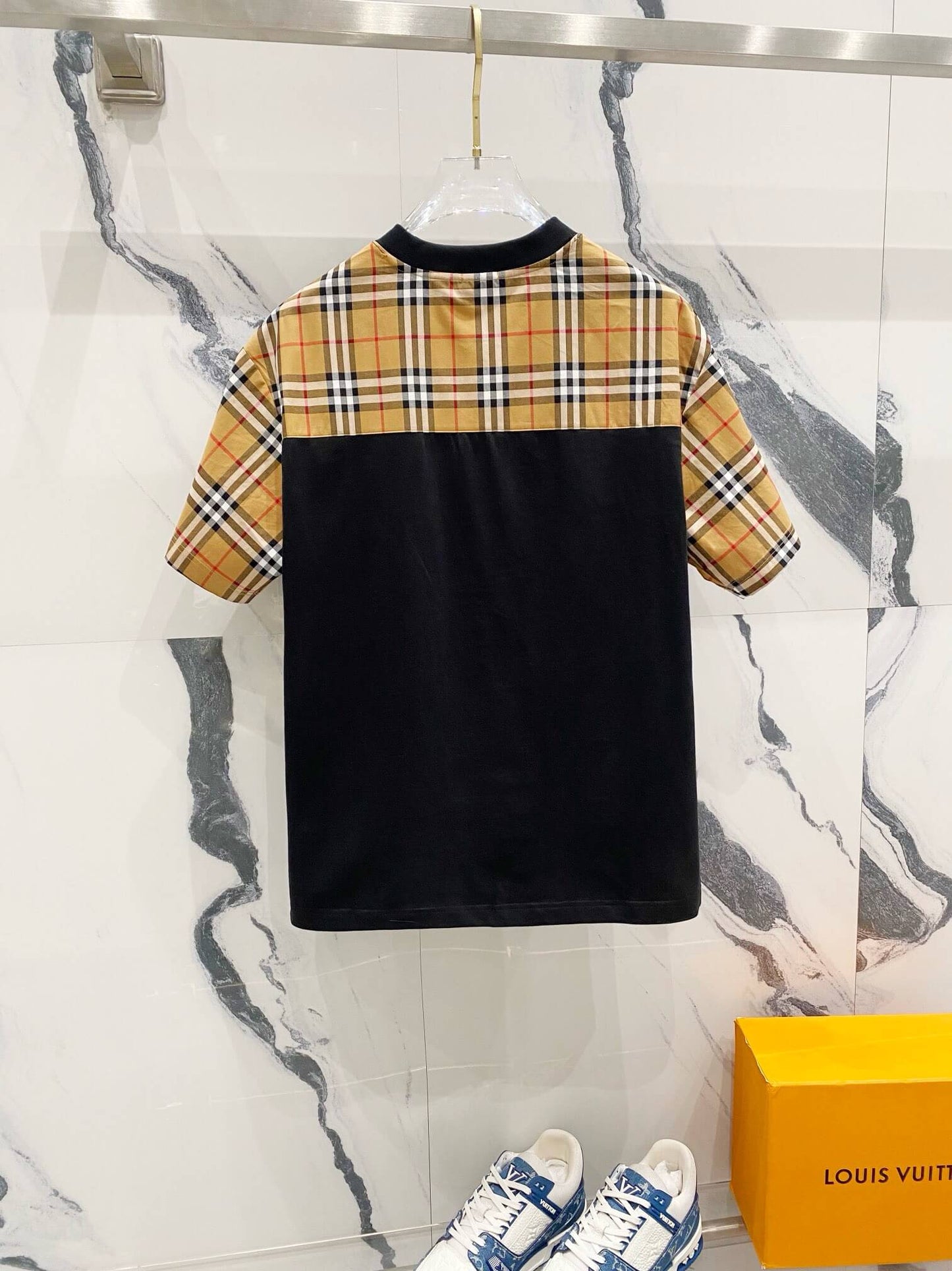 T-Shirt mit karierten Streifen an den Ärmeln
