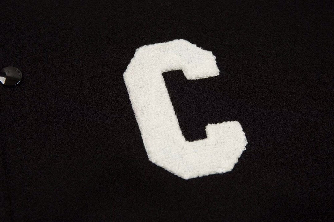 Baseballjacke mit aufgesticktem Buchstaben C